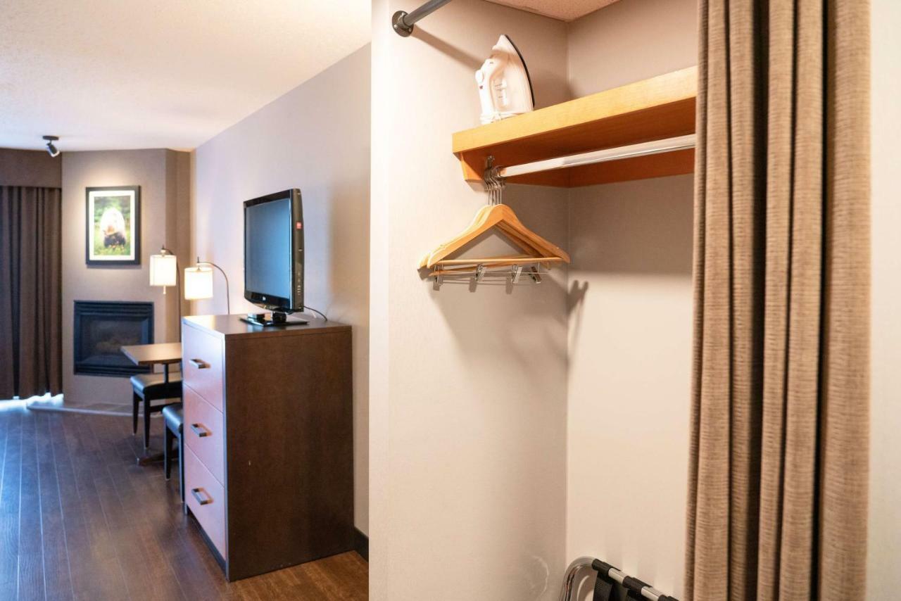 Pocaterra Inn & Waterslide Canmore Bagian luar foto
